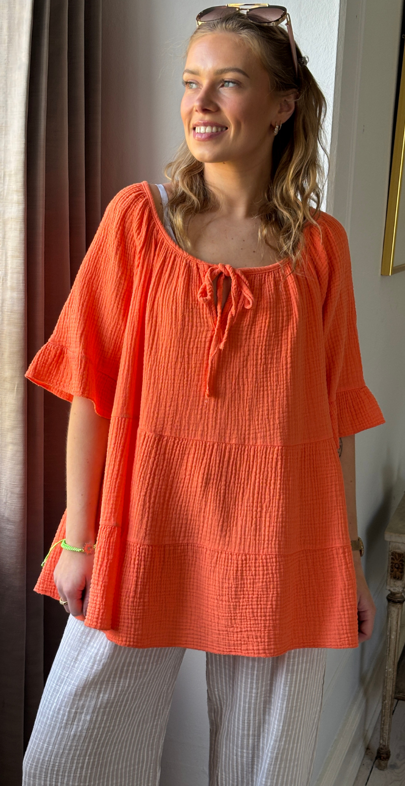 Marilyn bluse med bred halsudskæring og bindebånd orange LikeLondon