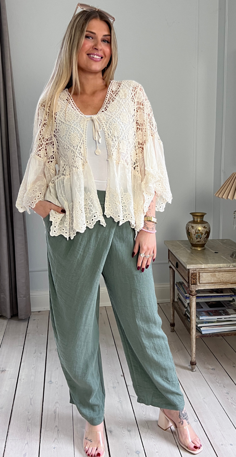 Carma hæklet bluse med blonder og bindelukning beige LikeLondon