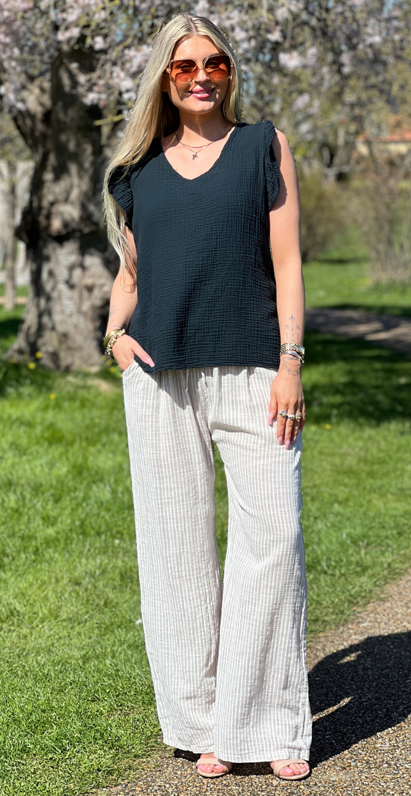 Hollie bluse med v-hals og flæsekant sort LikeLondon