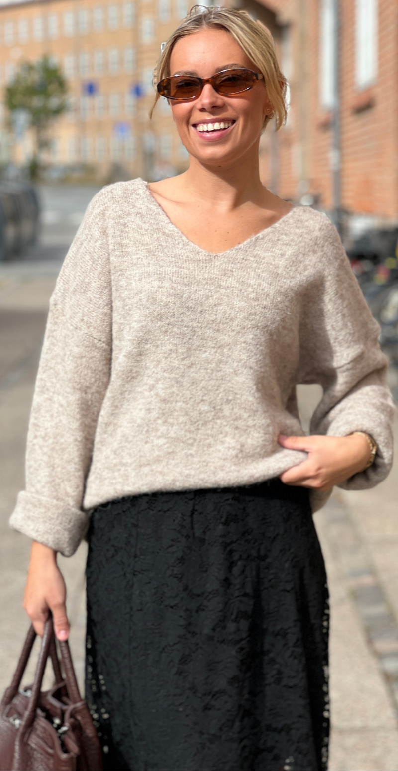 Sonja strik i uld med lange ærmer og v-hals beige LikeLondon