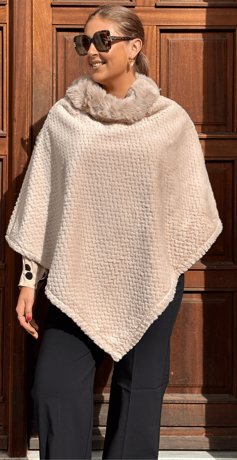 Liza poncho med bølget detalje mocca LikeLondon