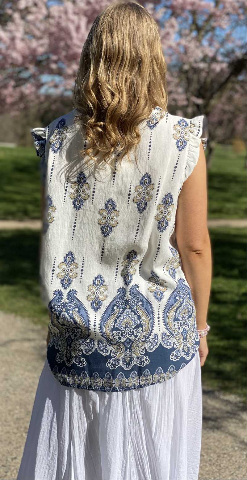 Vita bluse med flæsedetaljer og v-hals navy LikeLondon
