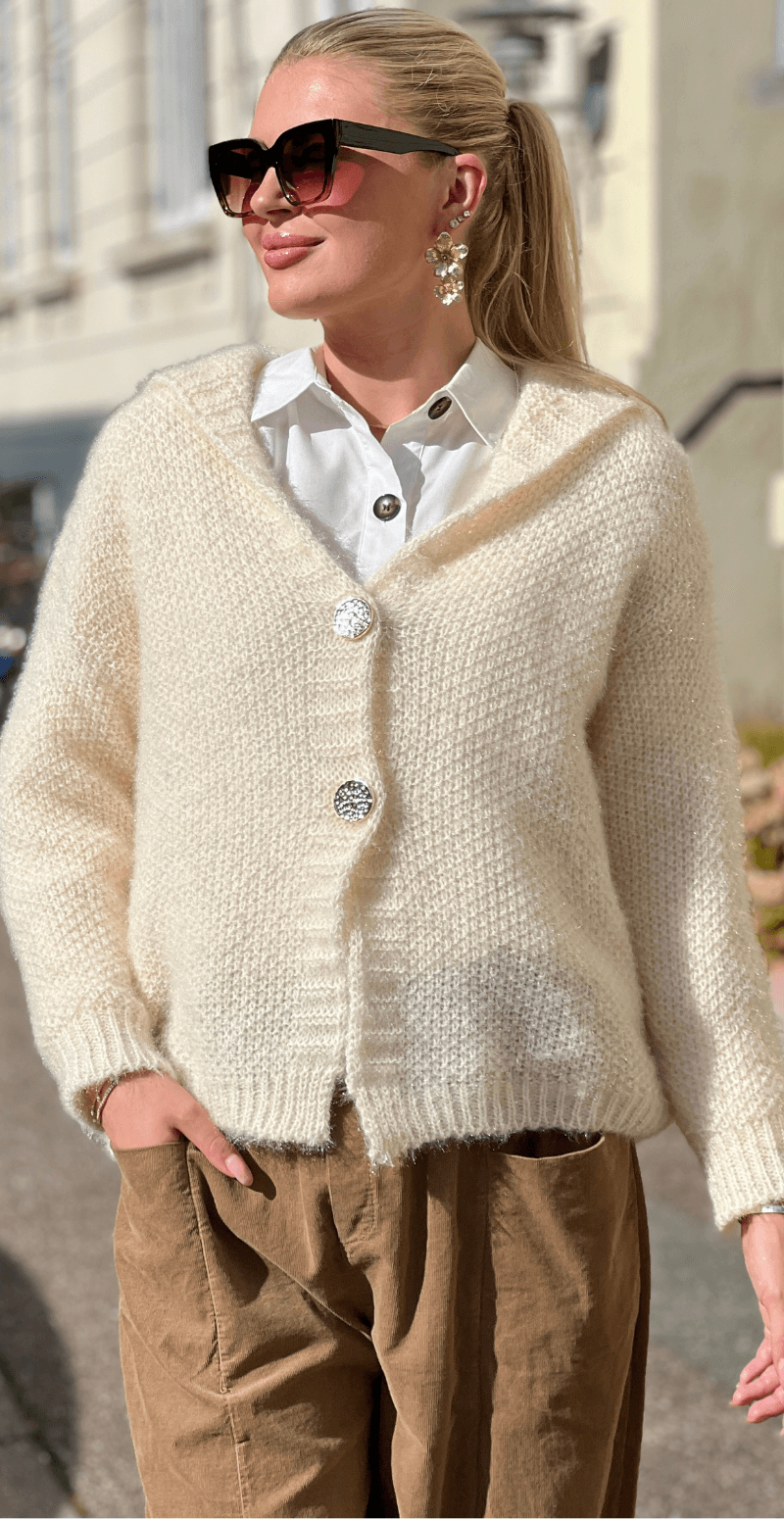 Saseline cardigan med hætte og guldknapper creme LikeLondon