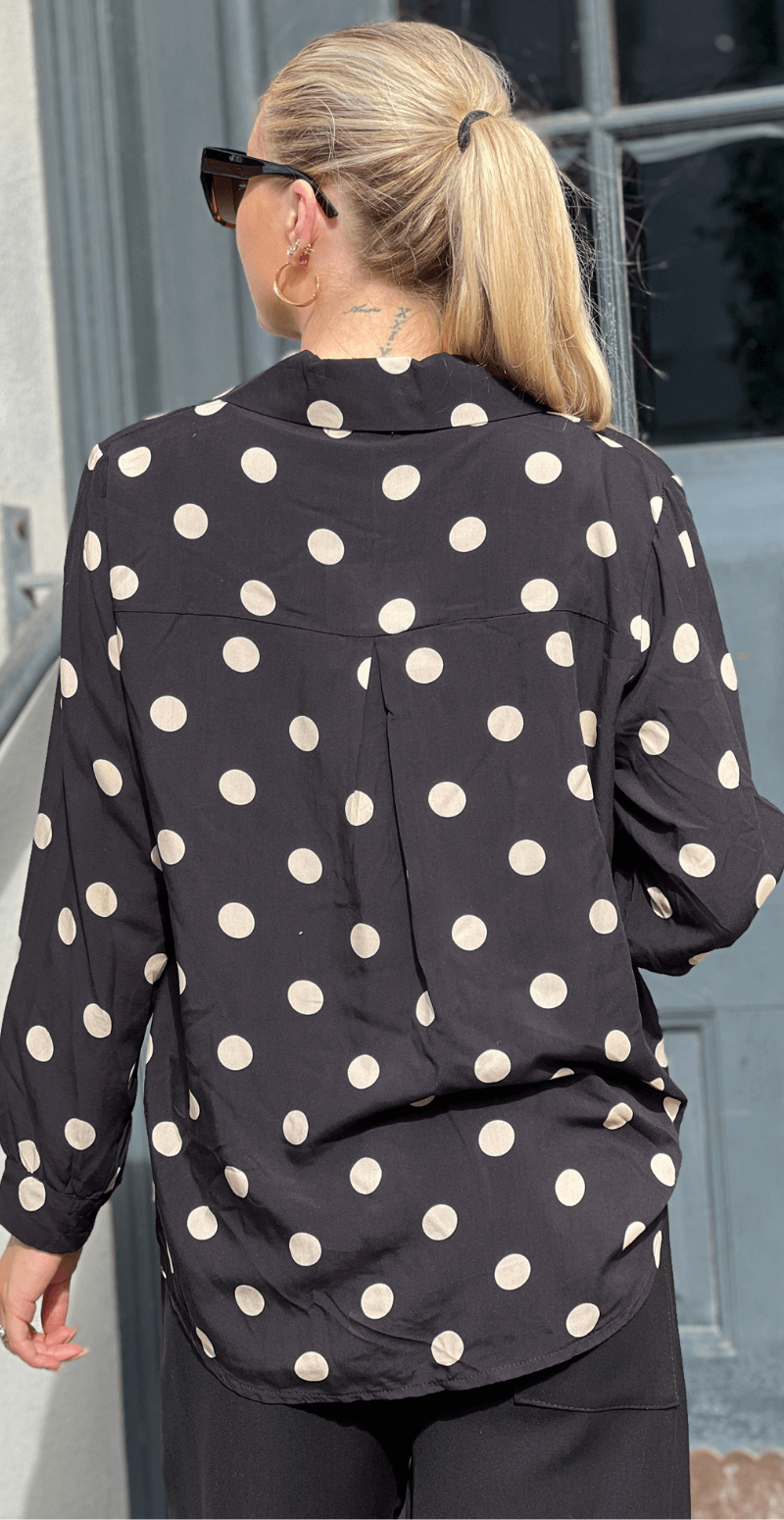 Forudbestil uge 41 Dea skjortebluse med prikker sort