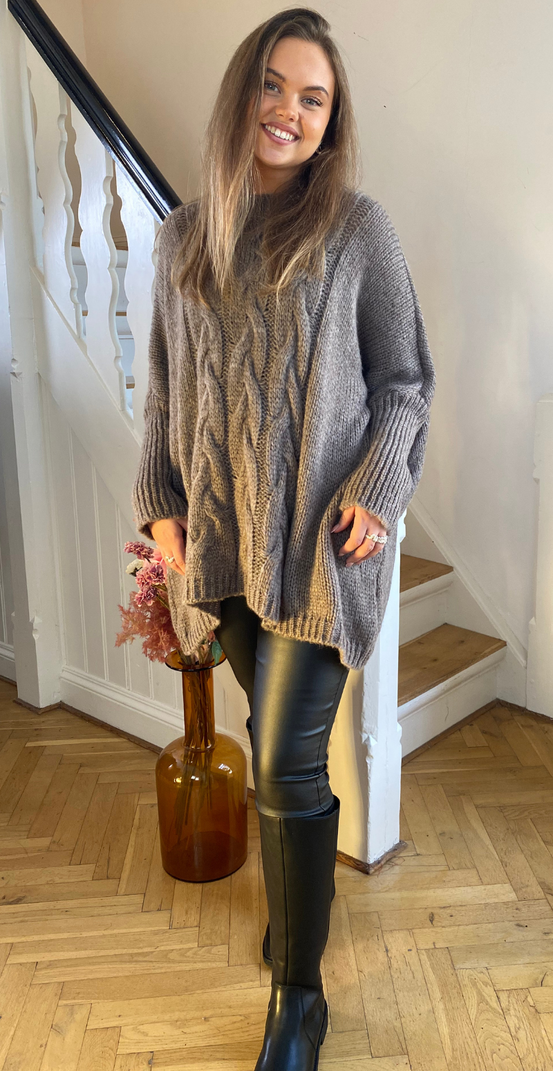 Daphne strik med kabelmønster og ribærme fango LikeLondon
