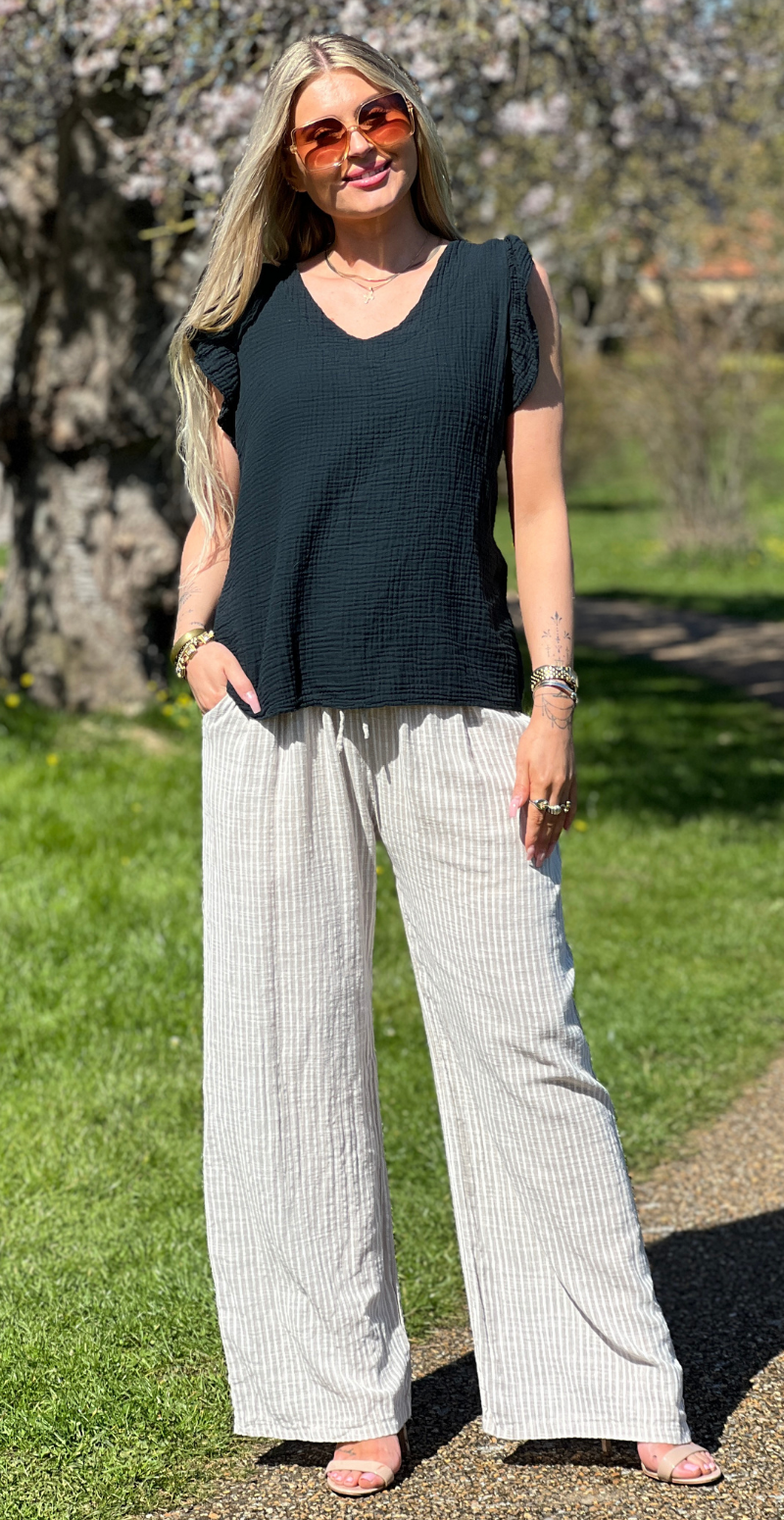 Hollie bluse med v-hals og flæsekant sort LikeLondon