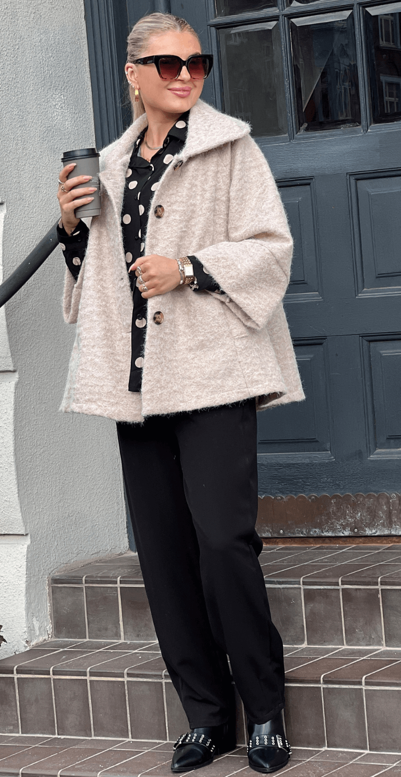 Zandra jakke i a-facon med 3/4 ærmer og hornknapper beige LikeLondon