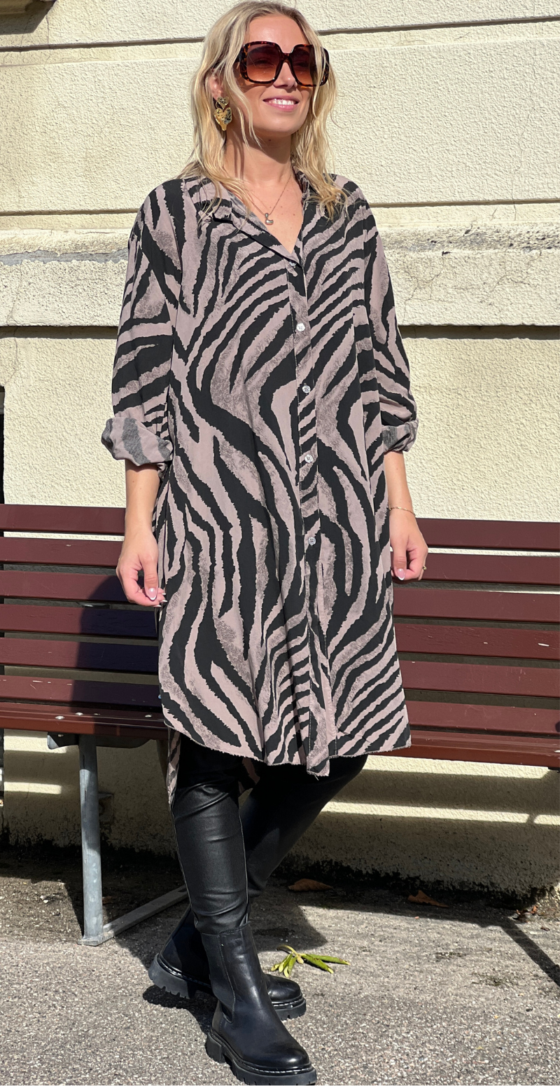Marlowe gennemknappet tunika med zebraprint light brown LikeLondon