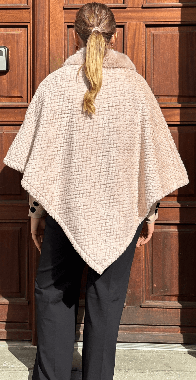 Liza poncho med bølget detalje mocca LikeLondon