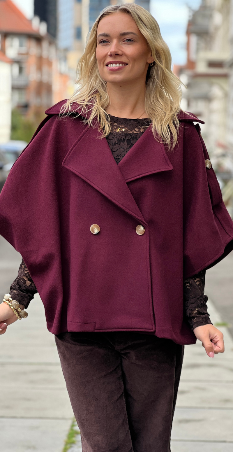 Cleo kort poncho jakke med knapper fortil og korte ærmer bordeaux LikeLondon