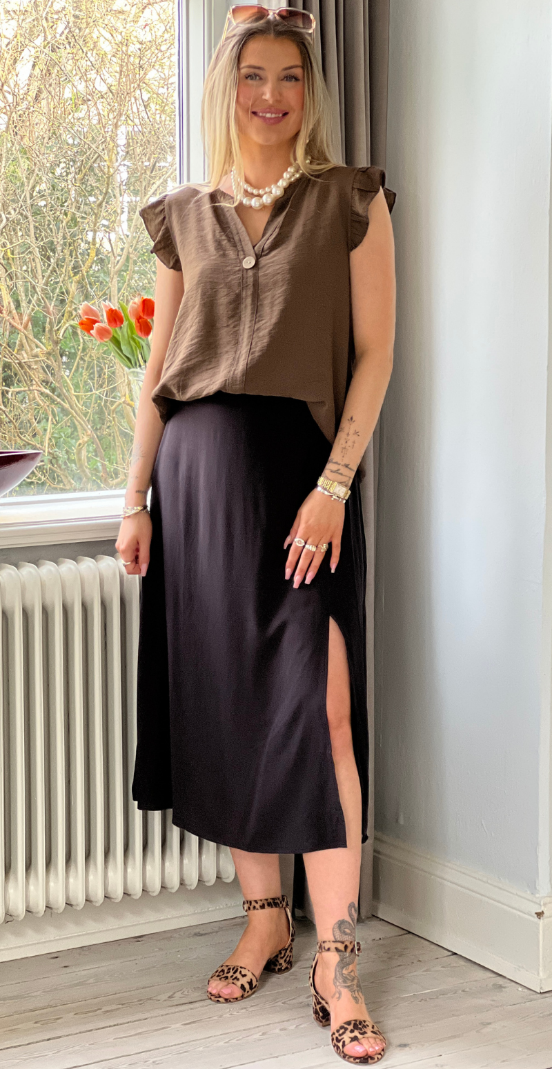 Lotus bluse med flæse detaljer brun LikeLondon