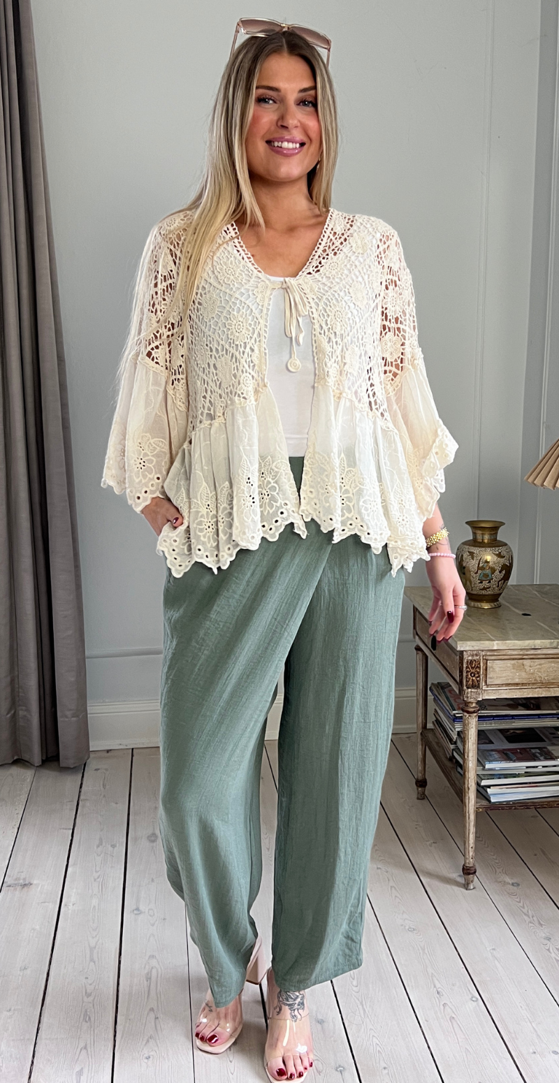 Carma hæklet bluse med blonder og bindelukning beige LikeLondon