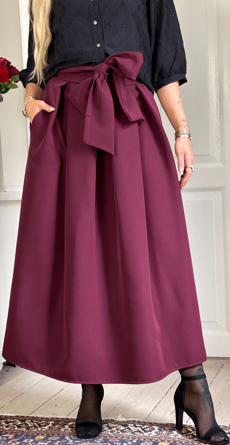 Gloria nederdel med lommer, læg og sløjfe bordeaux LikeLondon