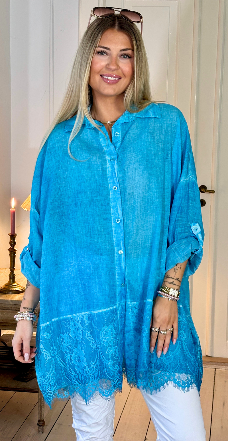 Qizi skjortetunika med bred blondekant turkis LikeLondon