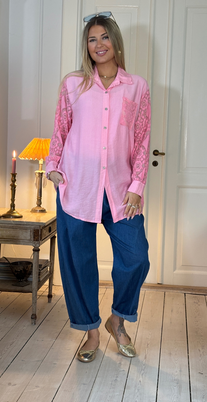 Simma skjorte med blondeærmer og lomme pink LikeLondon