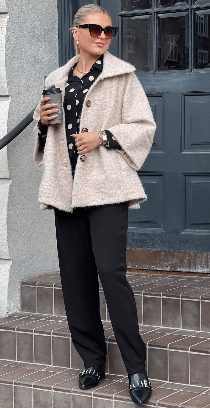 Zandra jakke i a-facon med 3/4 ærmer og hornknapper beige LikeLondon