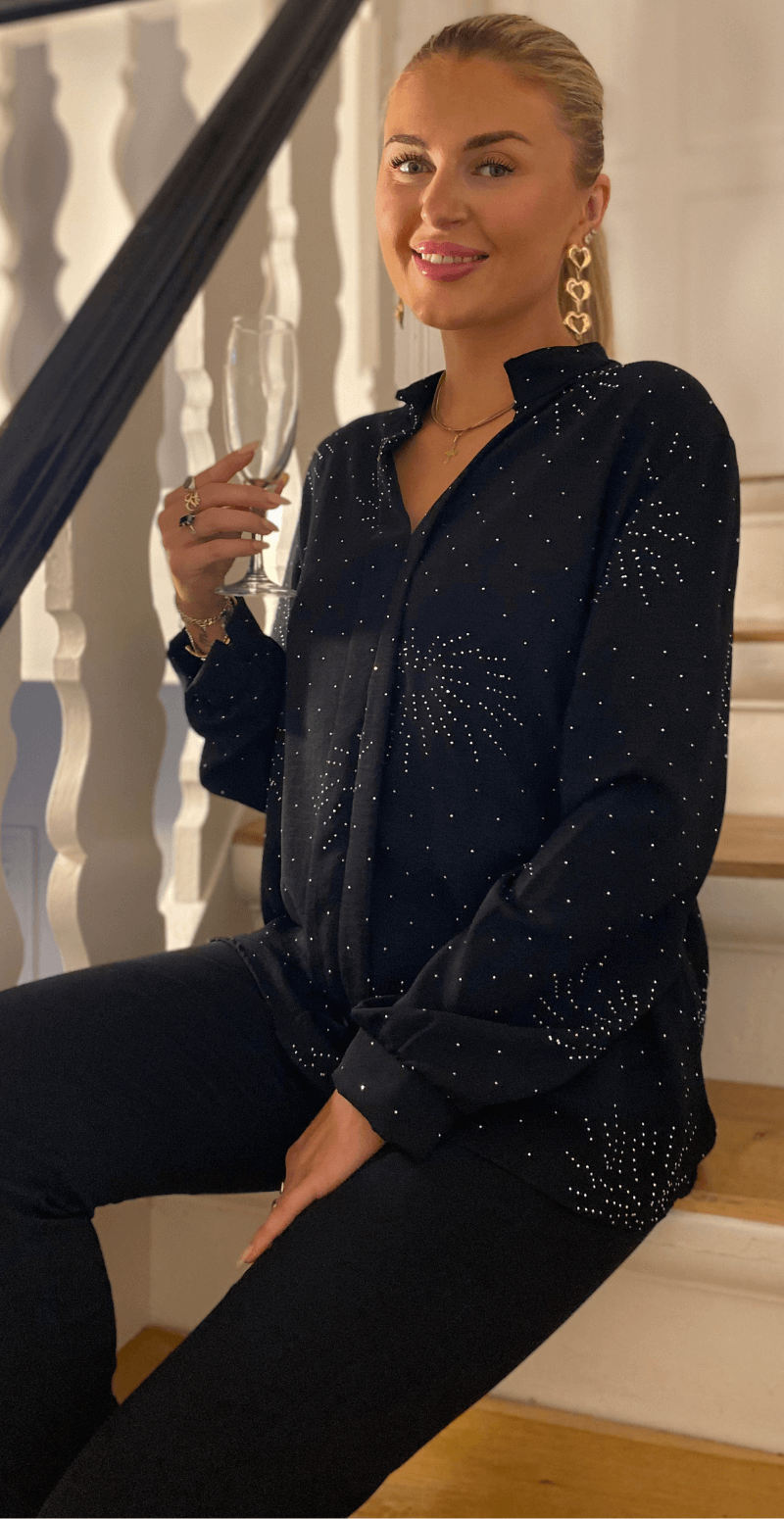 Naomi bluse med V-hals og mønster med similisten sort LikeLondon