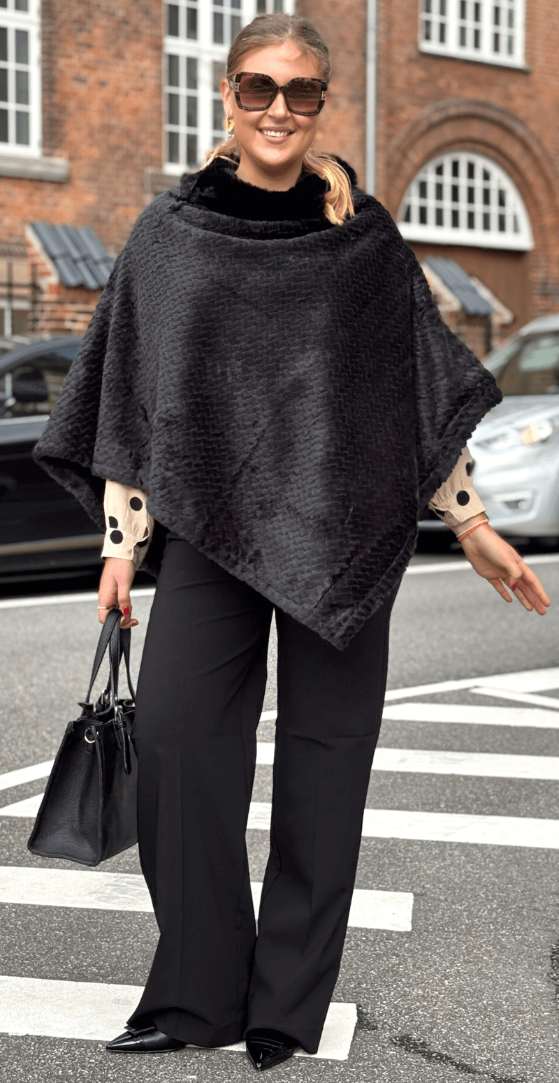 Liza poncho med bølget detalje sort LikeLondon