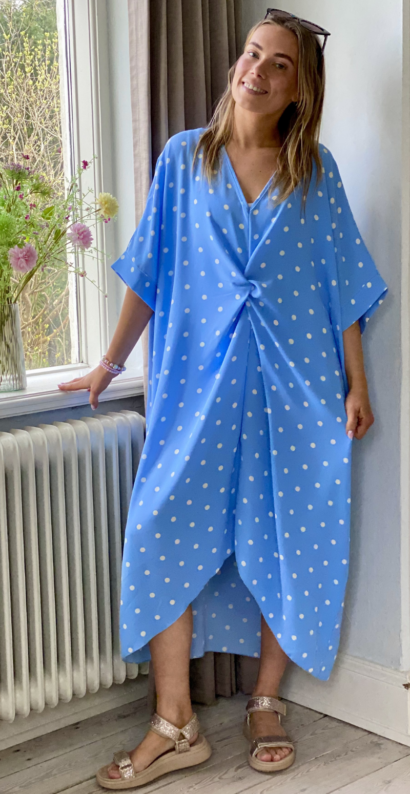 Annie kjole med knudedetalje og polkaprikker blå LikeLondon