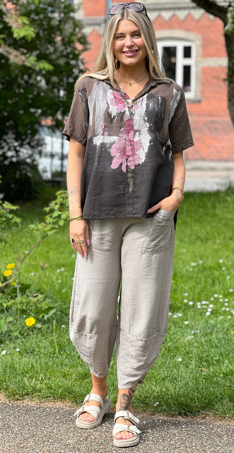 Gina bluse med blomsterprint og v-hals brun LikeLondon