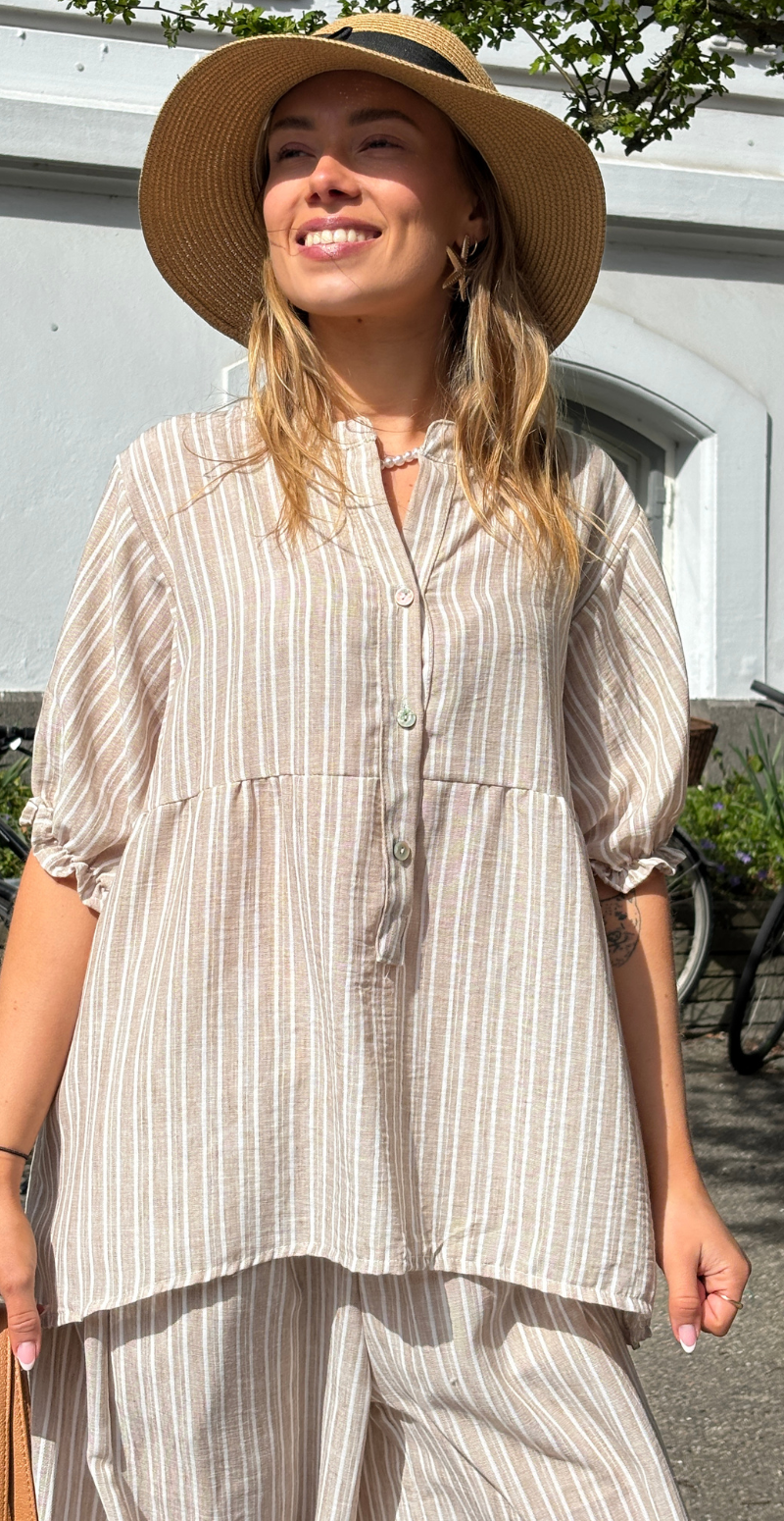 Merle stribet bluse med pufærmer og stolpelukning fango LikeLondon