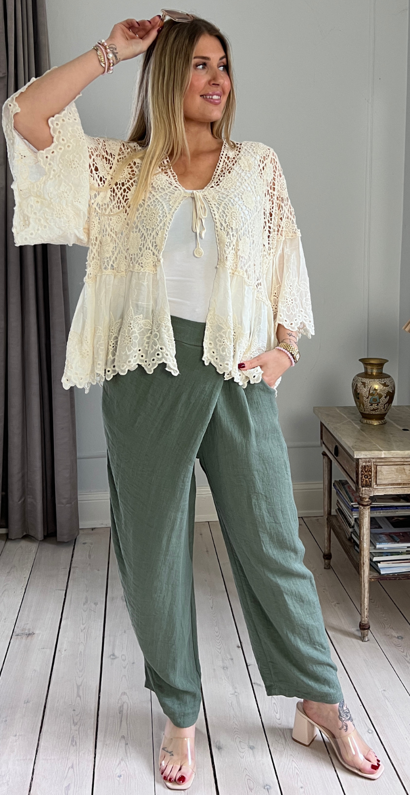 Carma hæklet bluse med blonder og bindelukning beige LikeLondon