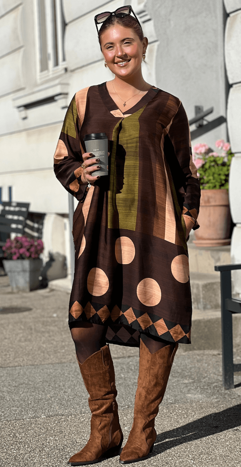Forudbestil uge 42 Joanna kjole i satin-look med brede striber og prikker brun LikeLondon