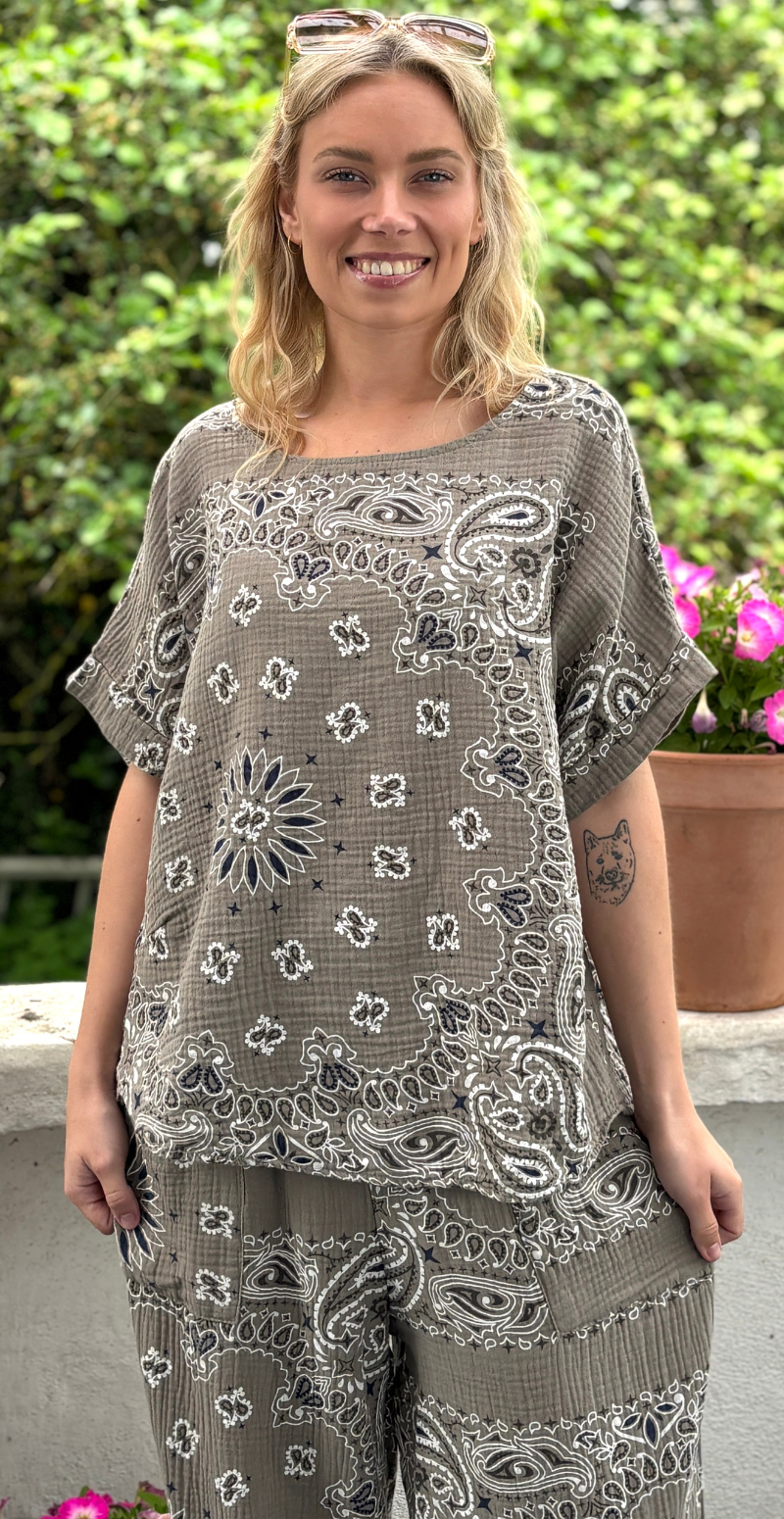 Bree sæt med bukser og bluse i musselin med paisley print fango LikeLondon