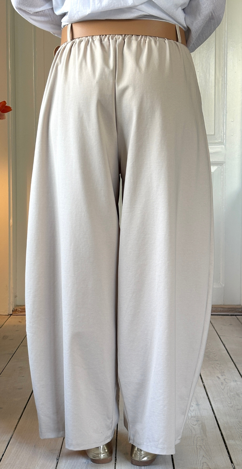 Forudbestil uge 11 Holly bukser i barrel-fit med læg foran beige LikeLondon