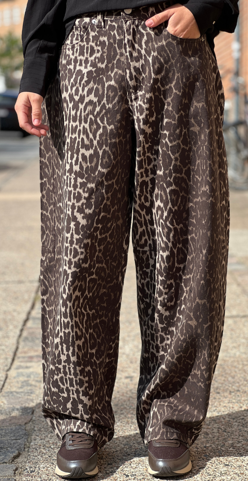 Rinna barrel jeans med leopardprint oyster gray w. granite gray Freequent