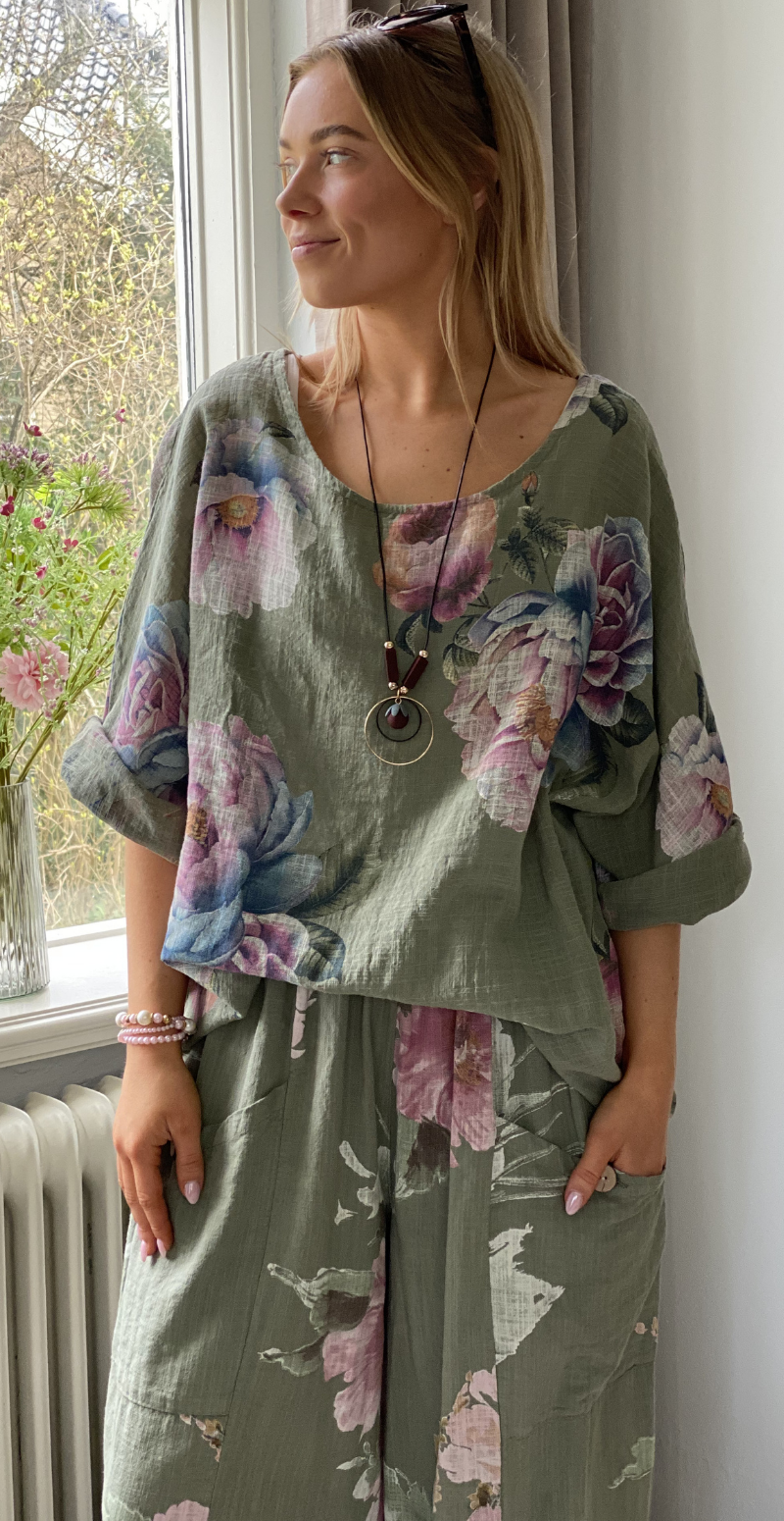 Forudbestil uge 18 Feodora blomstret bluse med vidde og halskæde khaki LikeLondon