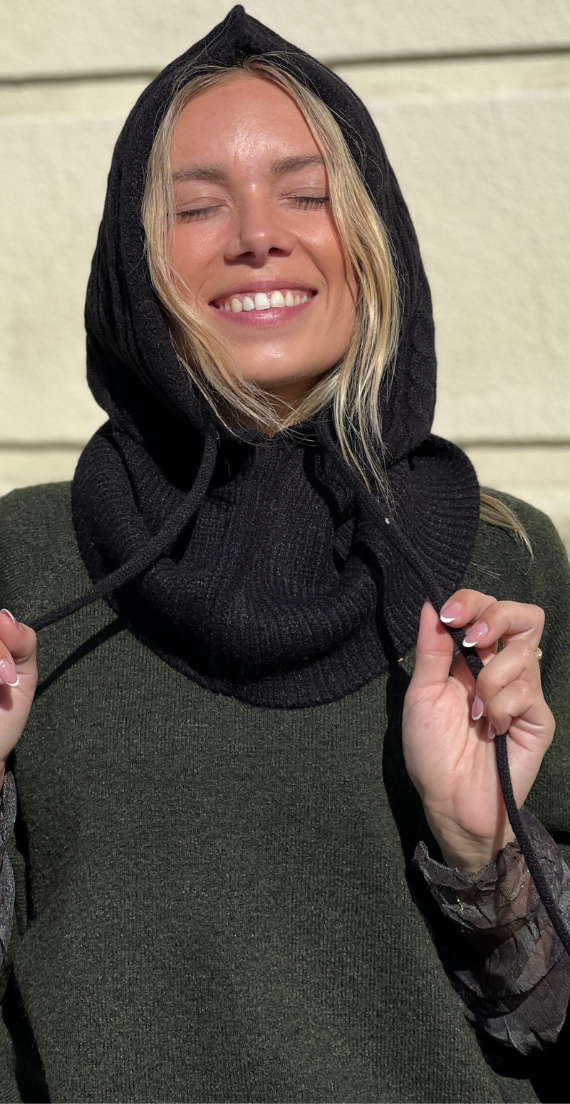 Balaclava med kabelmønster og snøre sort LikeLondon