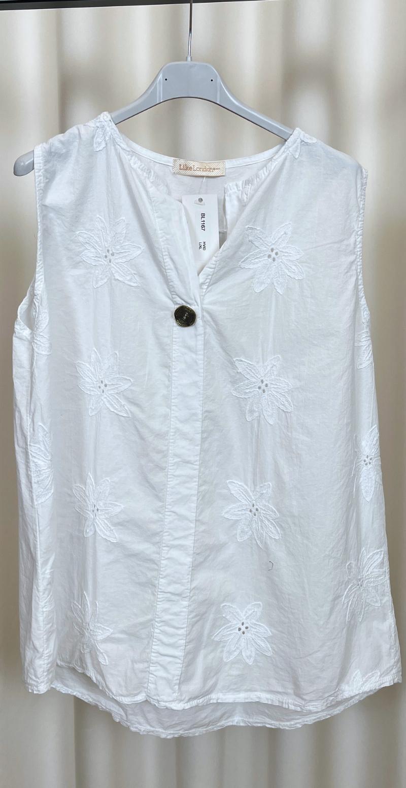 Vega ærmeløs bluse med broderi anglaise og bronzeknap hvid LikeLondon
