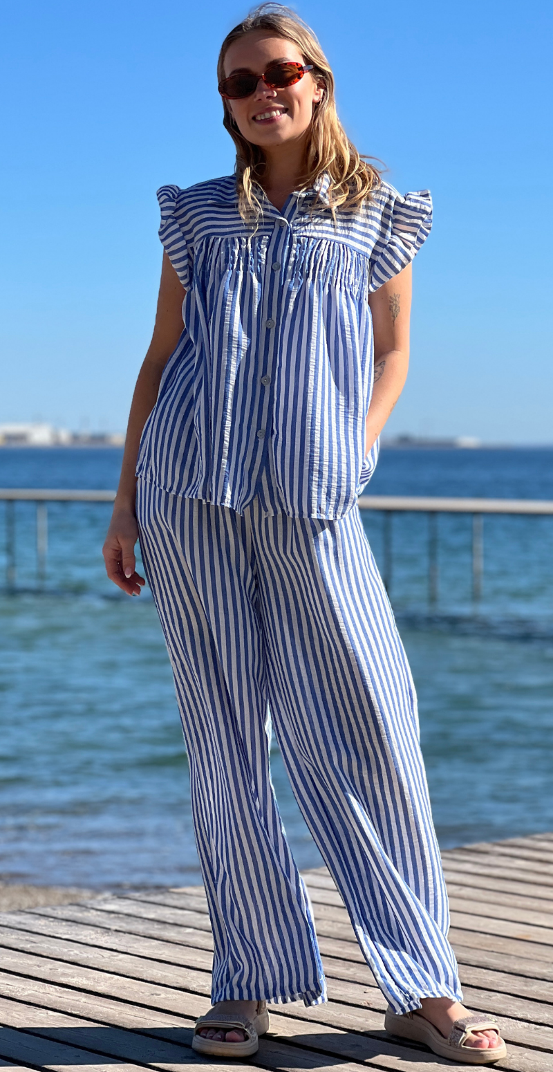 Lilje sæt med stribet bluse og bukser blå LikeLondon