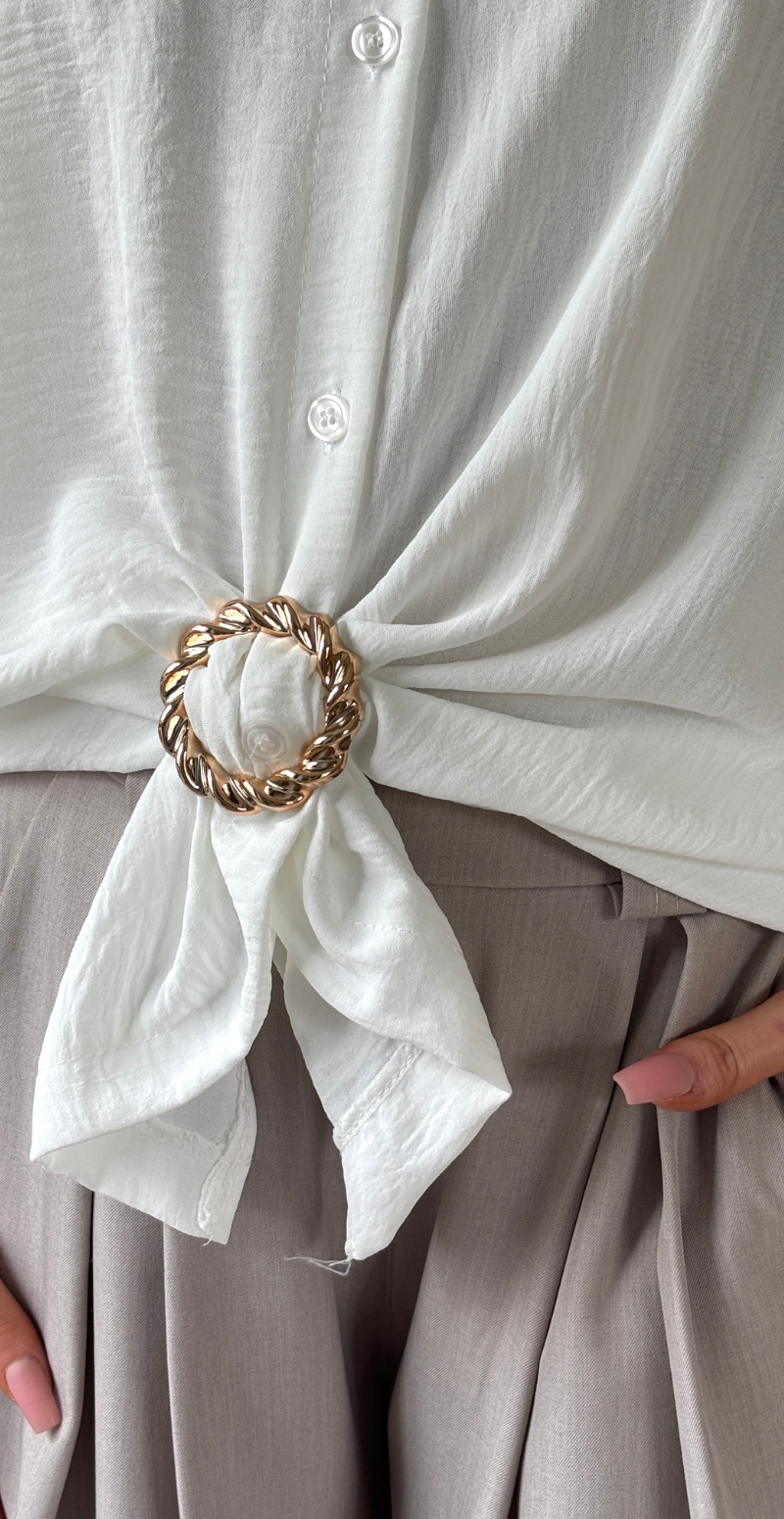 Barbara kortærmet skjortebluse med knudedetalje og spænde hvid LikeLondon