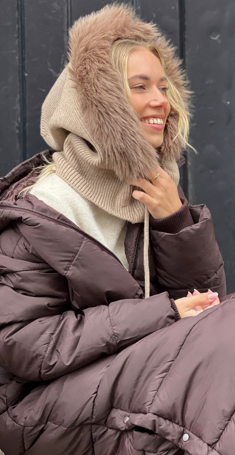 Balaclava med pelskant og snøre camel LikeLondon