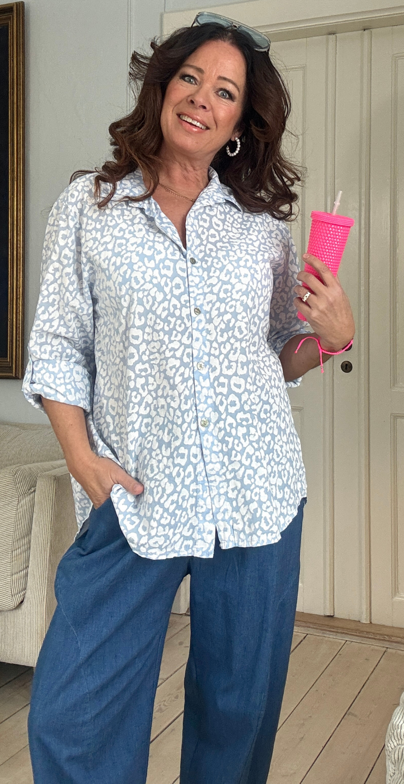 Piper skjorte med perlemorsknapper og leoprint skyblue LikeLondon