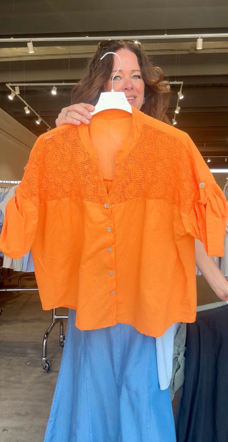 Opal bluse med broderi og knapper orange LikeLondon