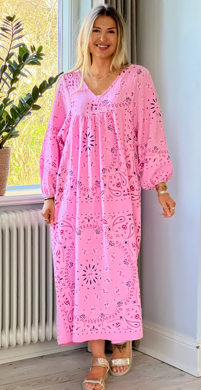 Gretha paisley mønstret kjole i musselin pink LikeLondon