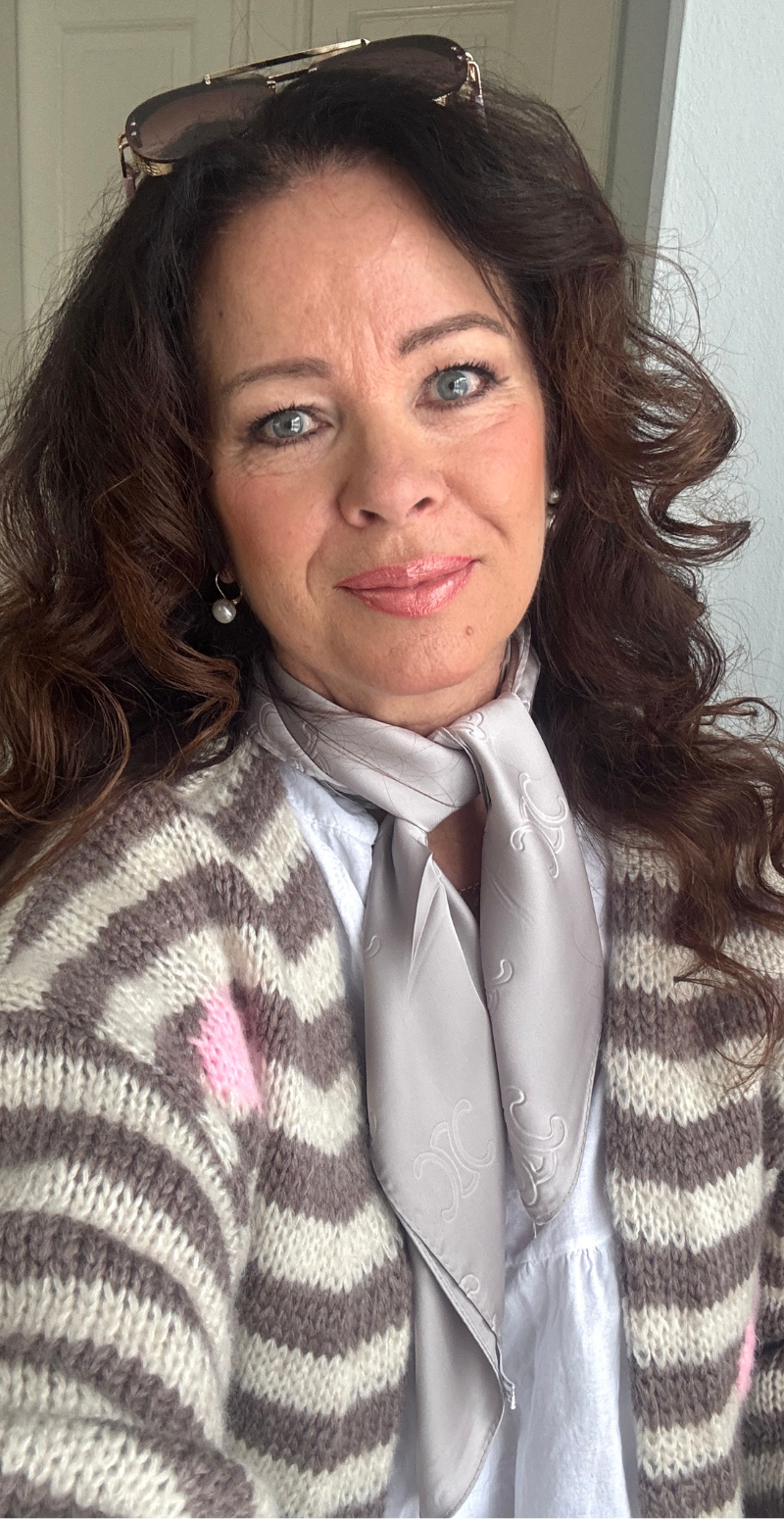 Silketørklæde med monogram mønster grå LikeLondon