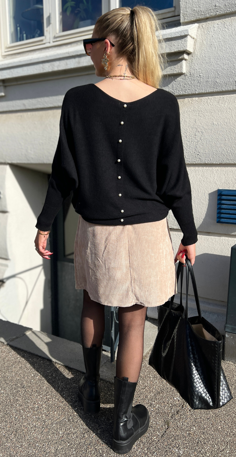 Catarine bluse med perlemorsknapper sort LikeLondon