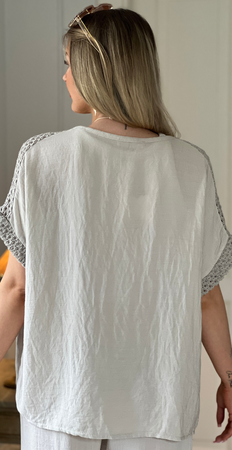 Ethel bluse med hæklede detaljer og halskæde beige LikeLondon
