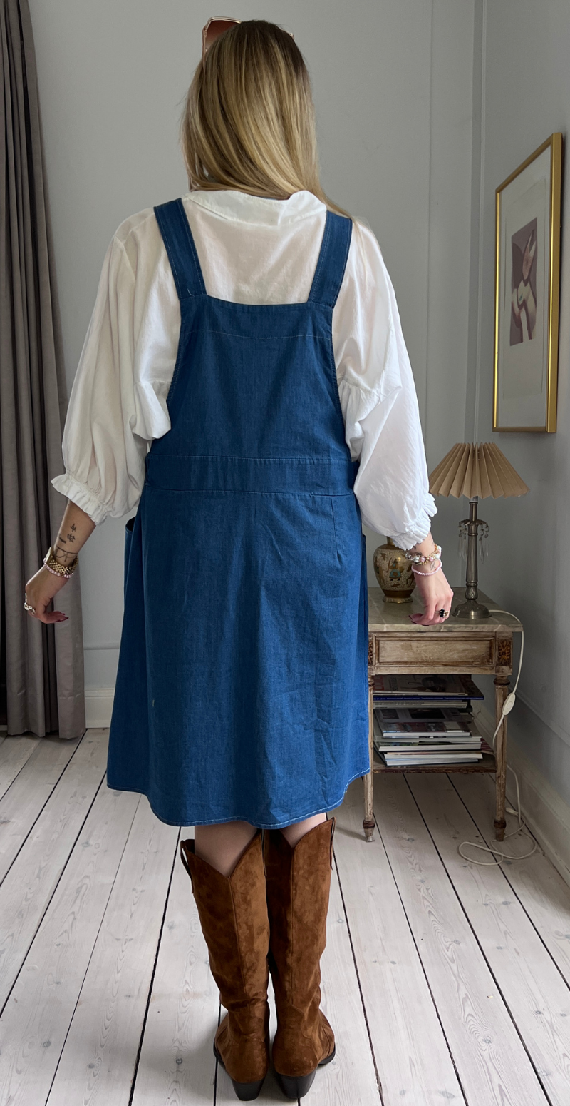 Amber kort denimspencer med træknapper og lomme foran medium jeans LikeLondon