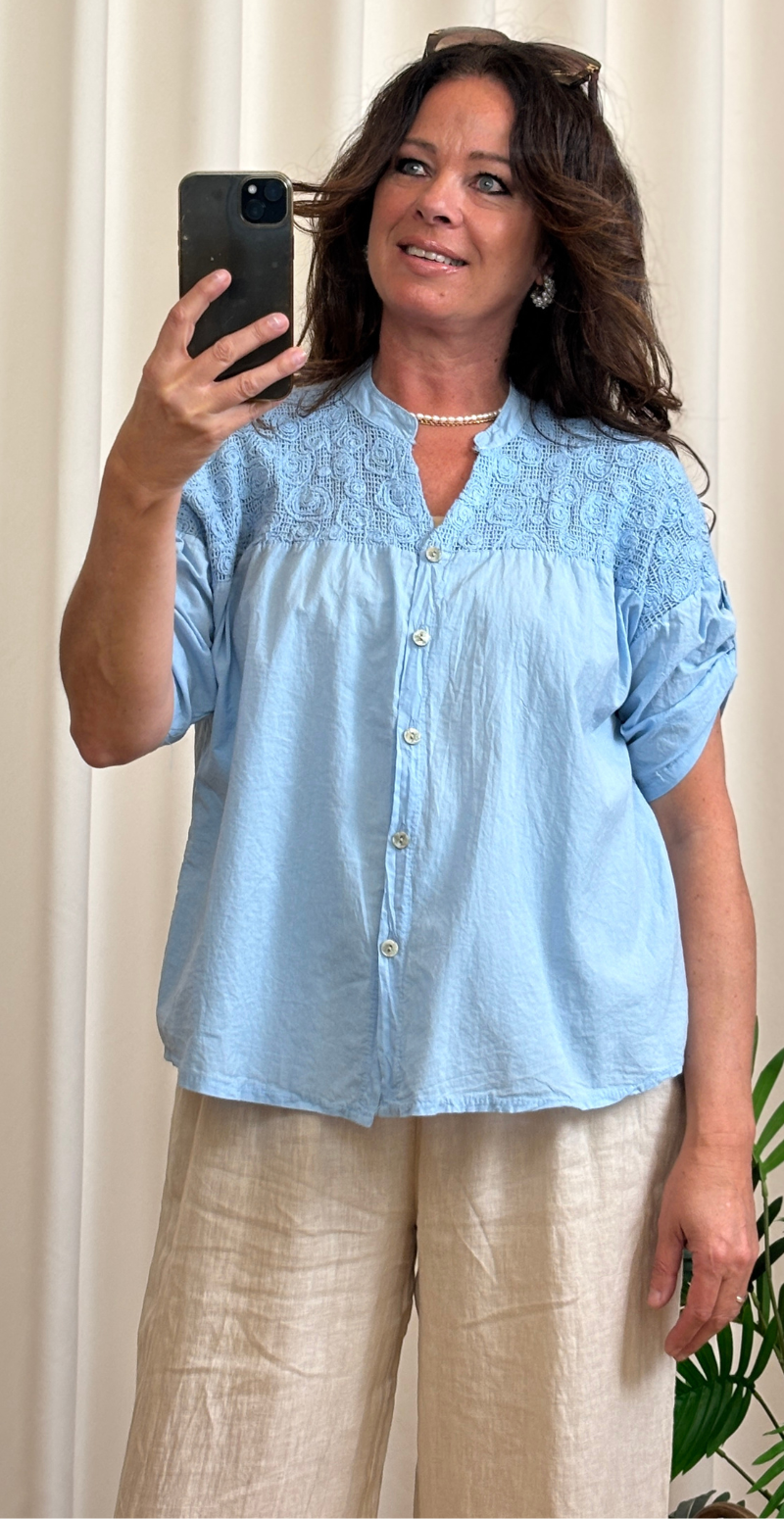 Opal bluse med broderi og knapper lysblå LikeLondon