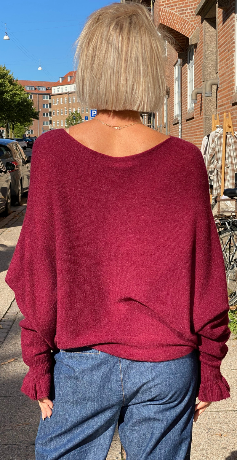 Didde strikbluse i baby alpaca med flæsedetaljer nederst i ærmet bordeaux LikeLondon