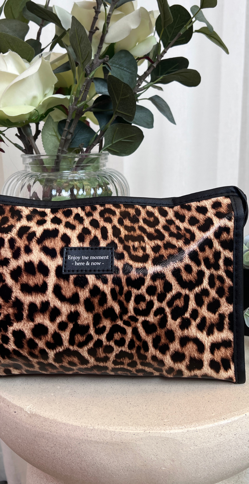 Toilettaske med leoprint brun LikeLondon