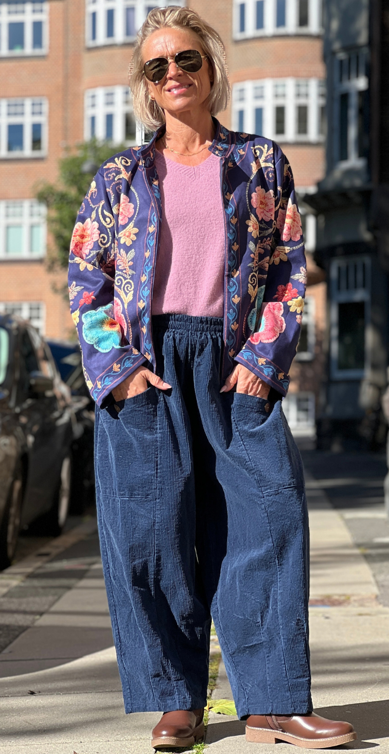 Estelle jakke i ruskindslook med print af broderede blomster navy LikeLondon