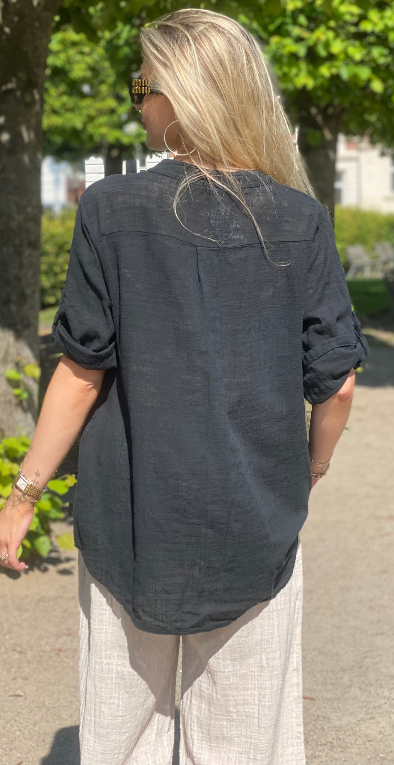 Karla ensfarvet hør bluse med stolpelukning sort LikeLondon