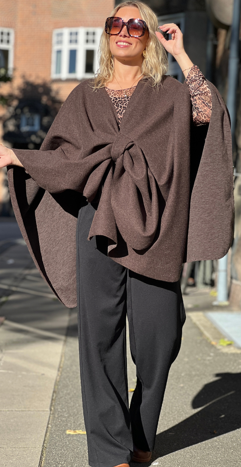 Brun Aya poncho fra LikeLondon.com med knudedetalje og flagermusærmer set forfra.