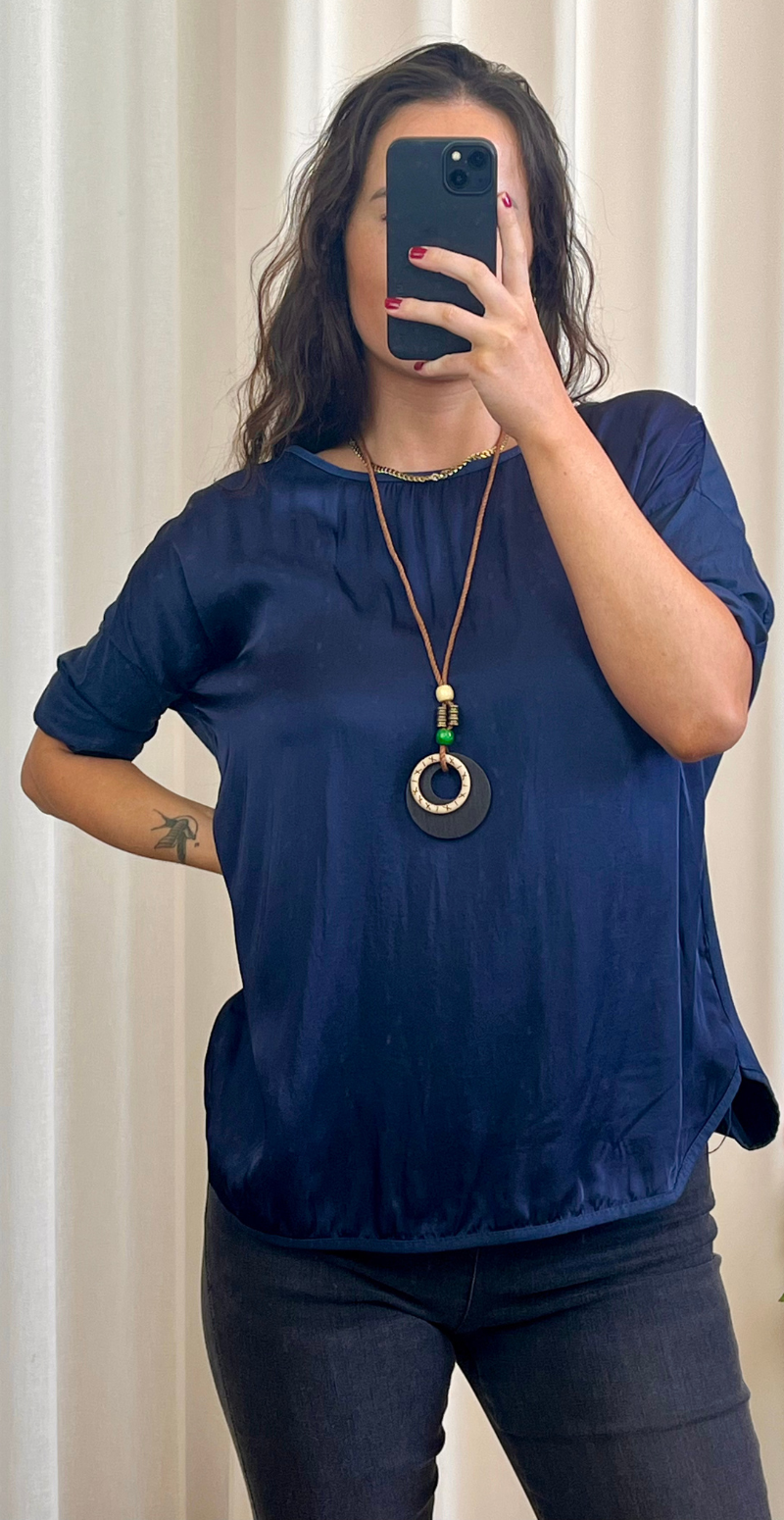 Hattie bluse i satinlook med halskæde navy LikeLondon